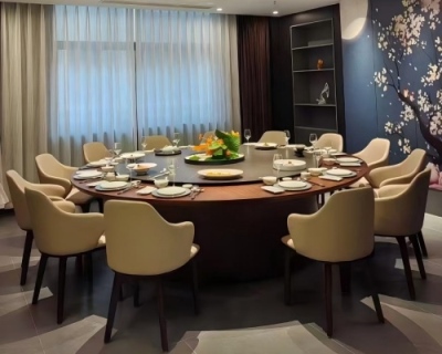 實木電動餐桌：讓木與電在餐桌中央輕聲對話