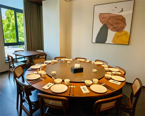 會所餐桌：空間敘事與社交體驗的融合載體